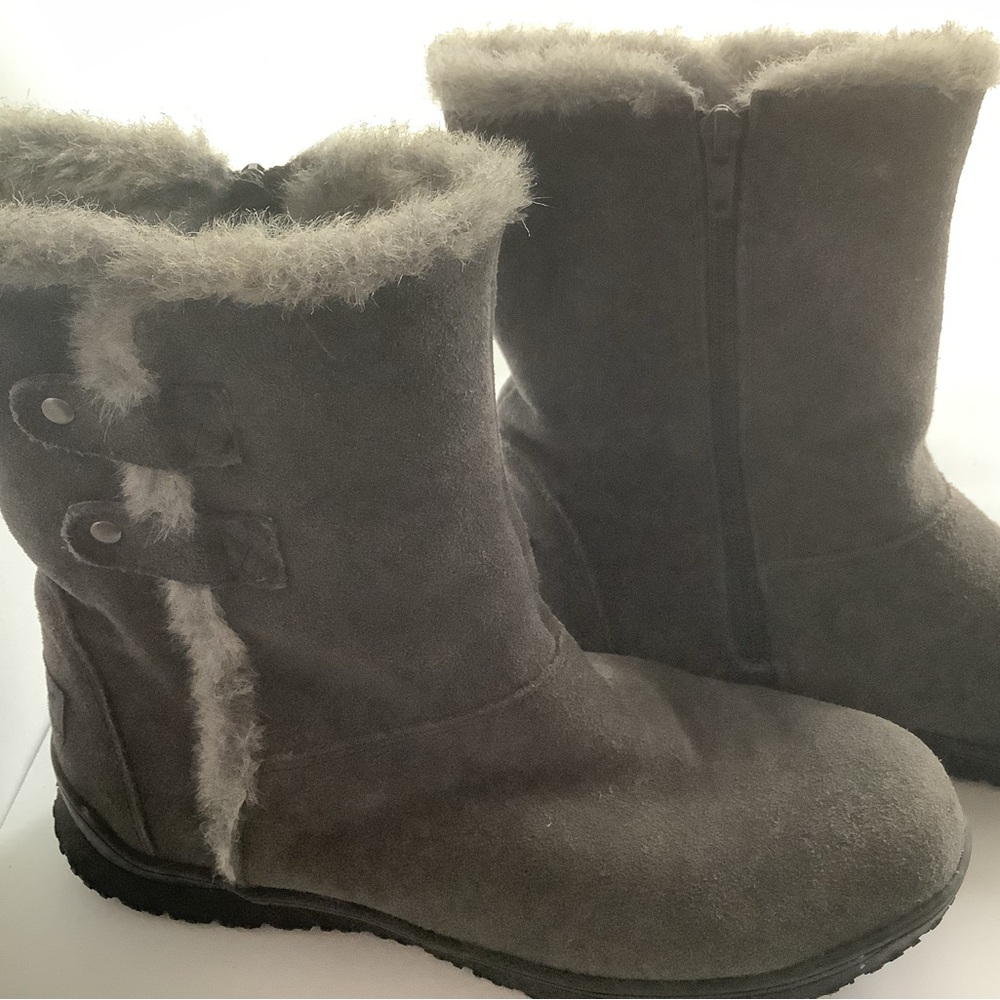 NEW/Unworn Minnetonka Charcoal Suede Boots - Picture 5 of 8